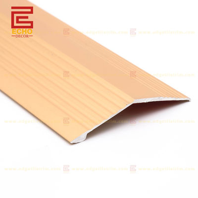 Металлические полоски перехода на полу